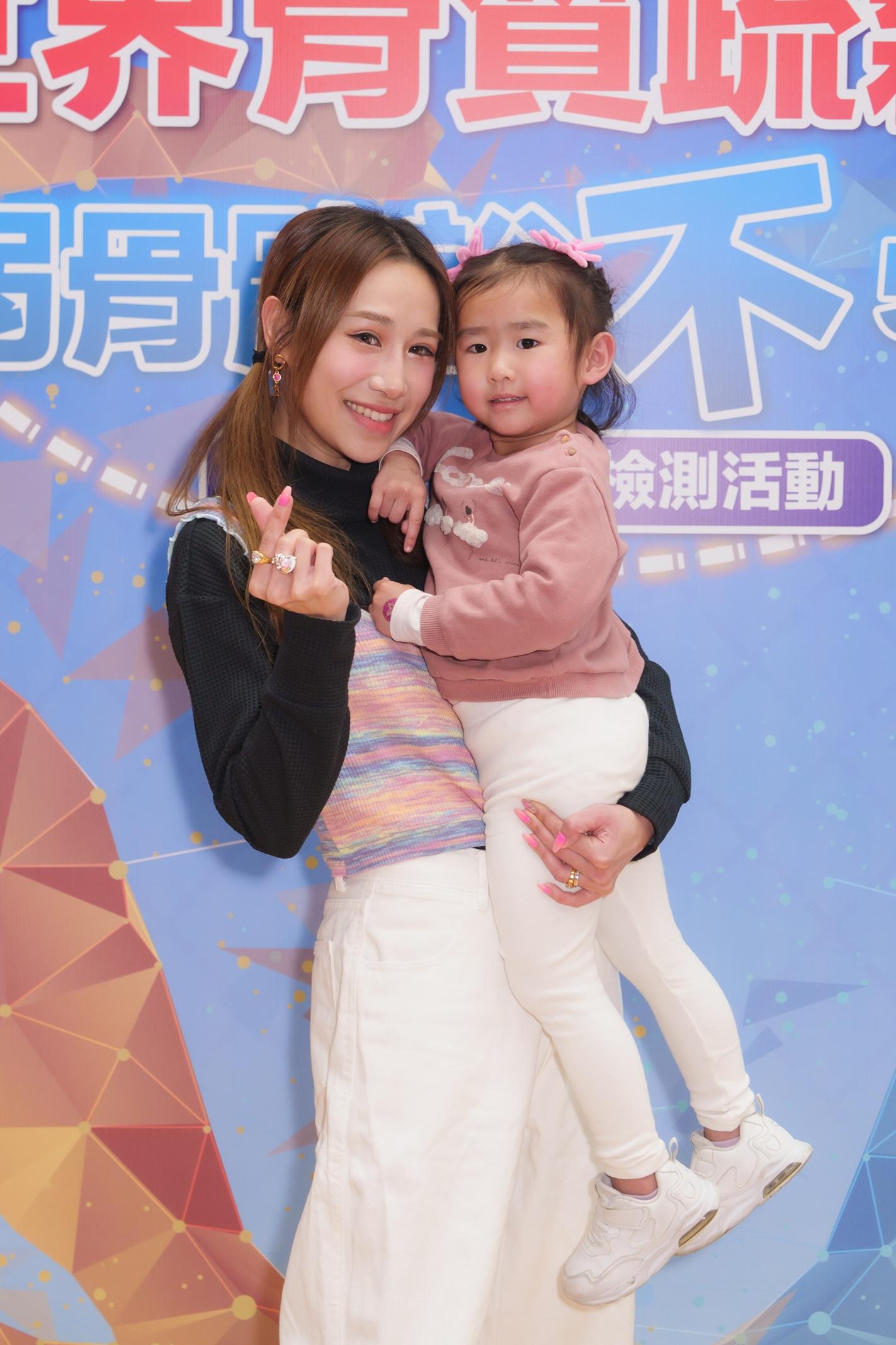 曹敏寶台上唱歌,囡囡跟著媽媽一起上台。