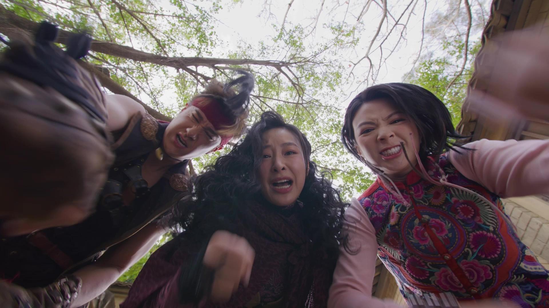 周嘉洛引來另外三位主角不滿,向他拳打腳踢。