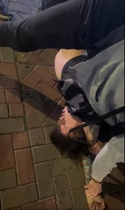 男子被按在地上,動彈不得,期間露出了肚腩。(網片截圖)