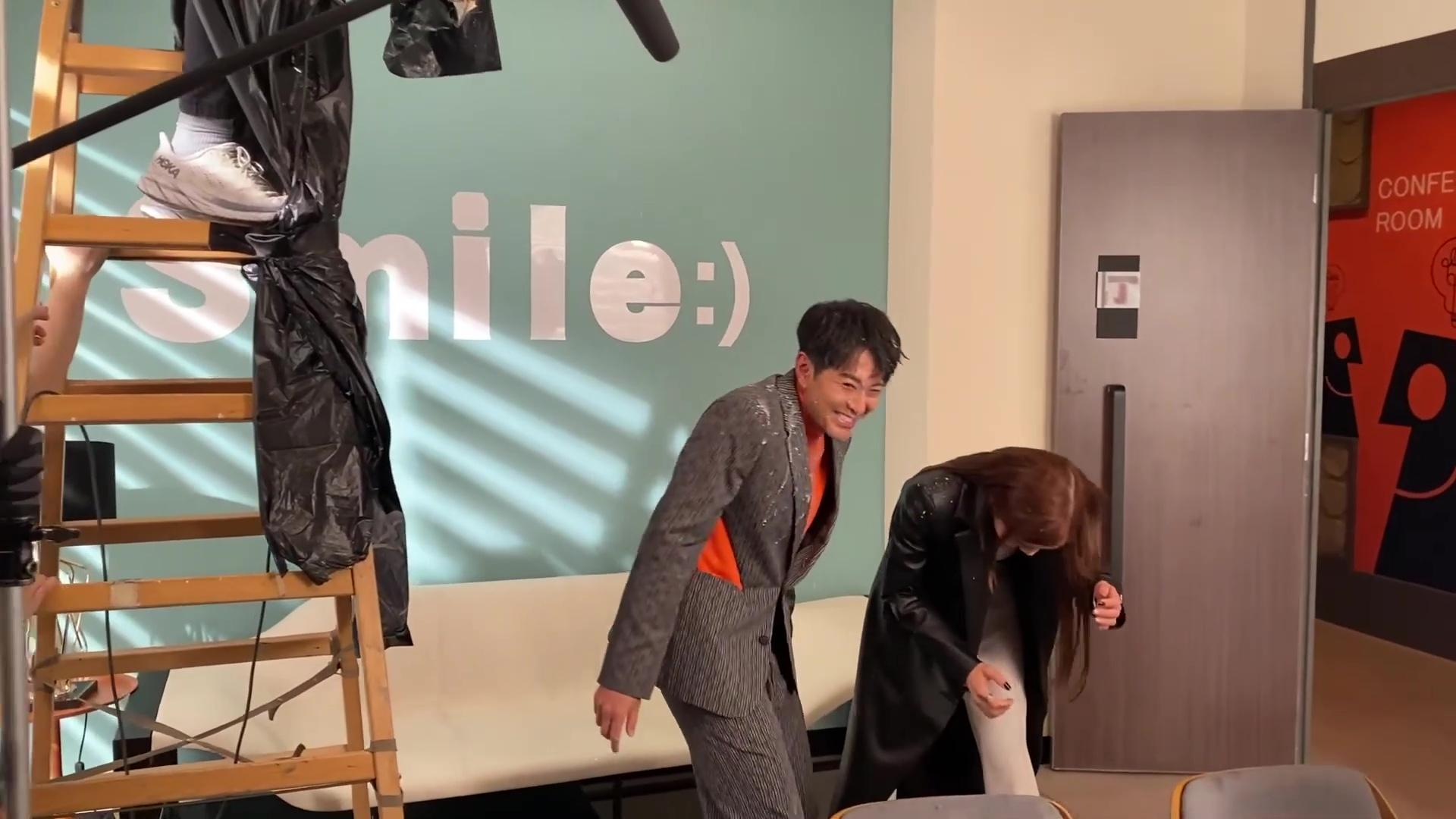 細心留意嘅話,阿賴成個頭都係牛奶珠珠。