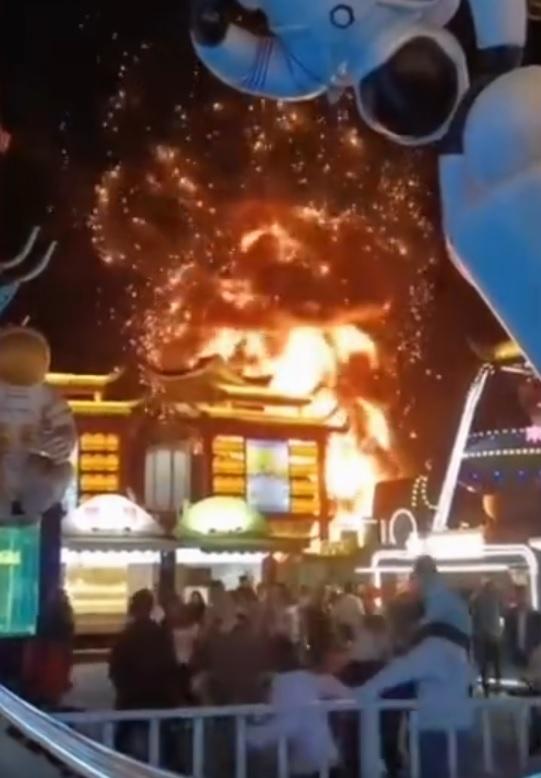 廣西打鐵花表演引起火災,幸消防員趕到及撲滅。(網上截圖)