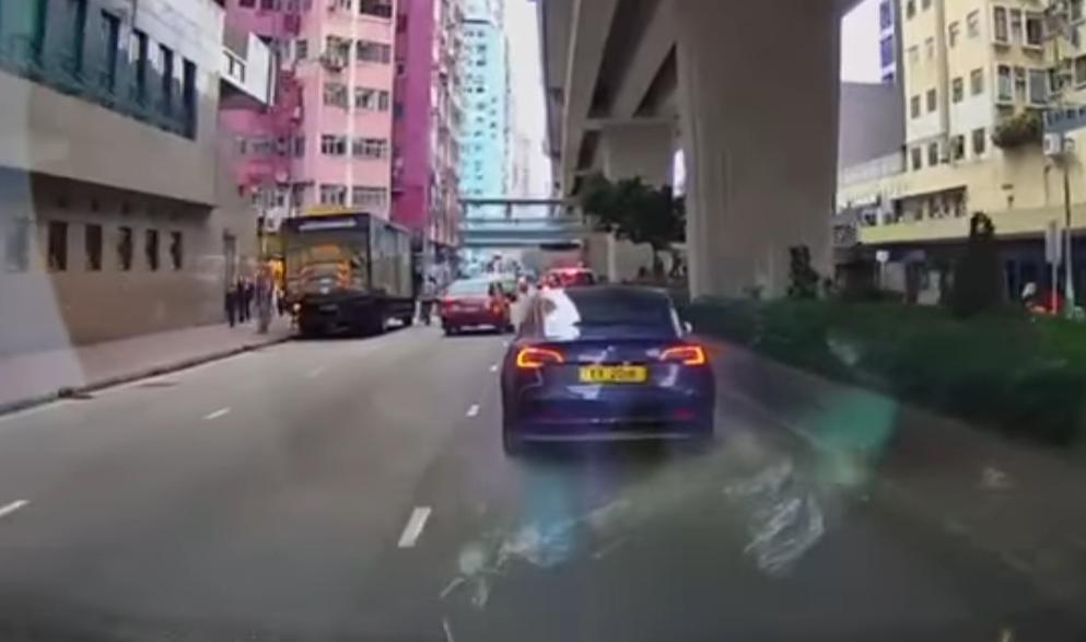 一輛貨車突然開門,途經單車司機險比的士輾過。(fb「車cam L(香港群組)」截圖)