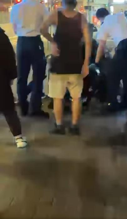 疑似執法人員到場處理事件。(網片截圖)