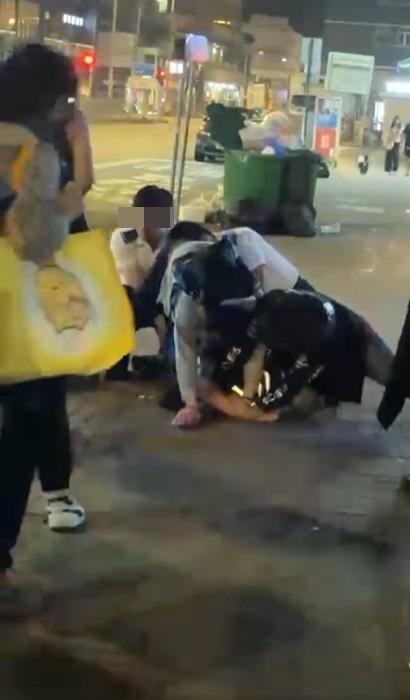 疑似執法人員到場處理事件。(網片截圖)