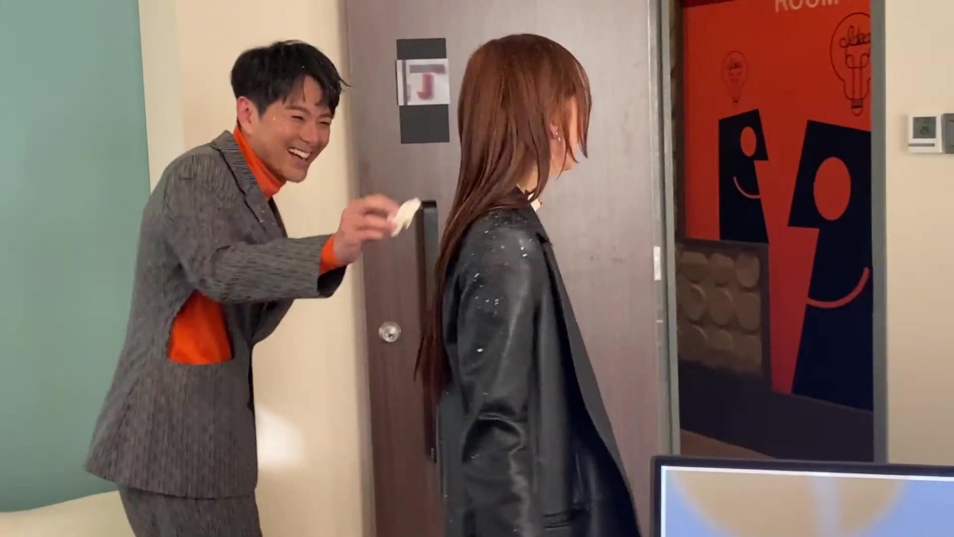 細心留意嘅話,阿賴成個頭都係牛奶珠珠。