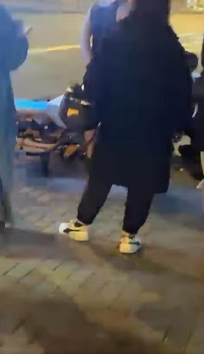 疑似執法人員到場處理事件。(網片截圖)