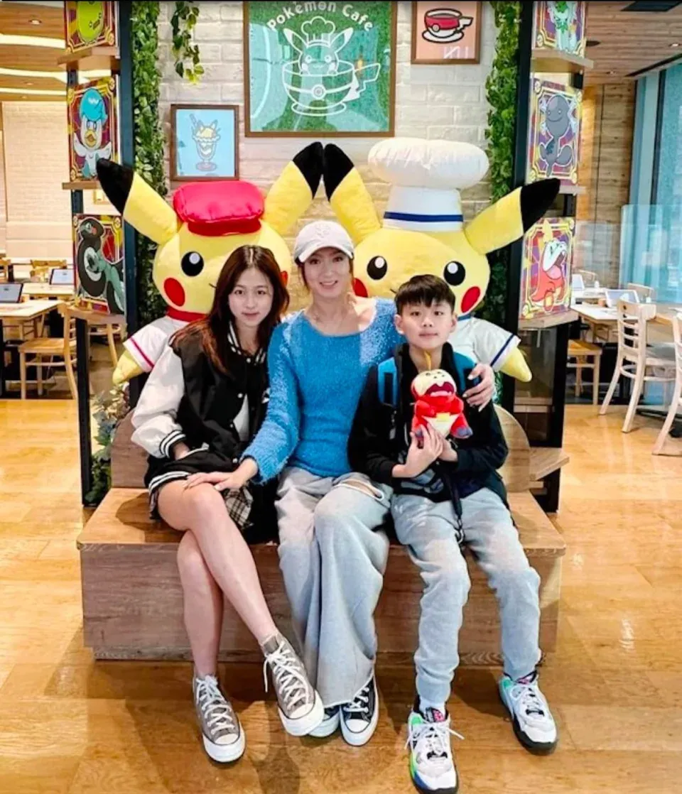 與前夫育有一對子女