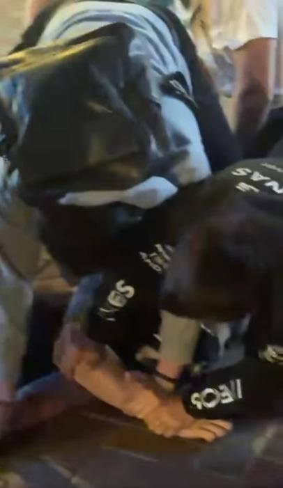 眾人合力制服男子。(網片截圖)