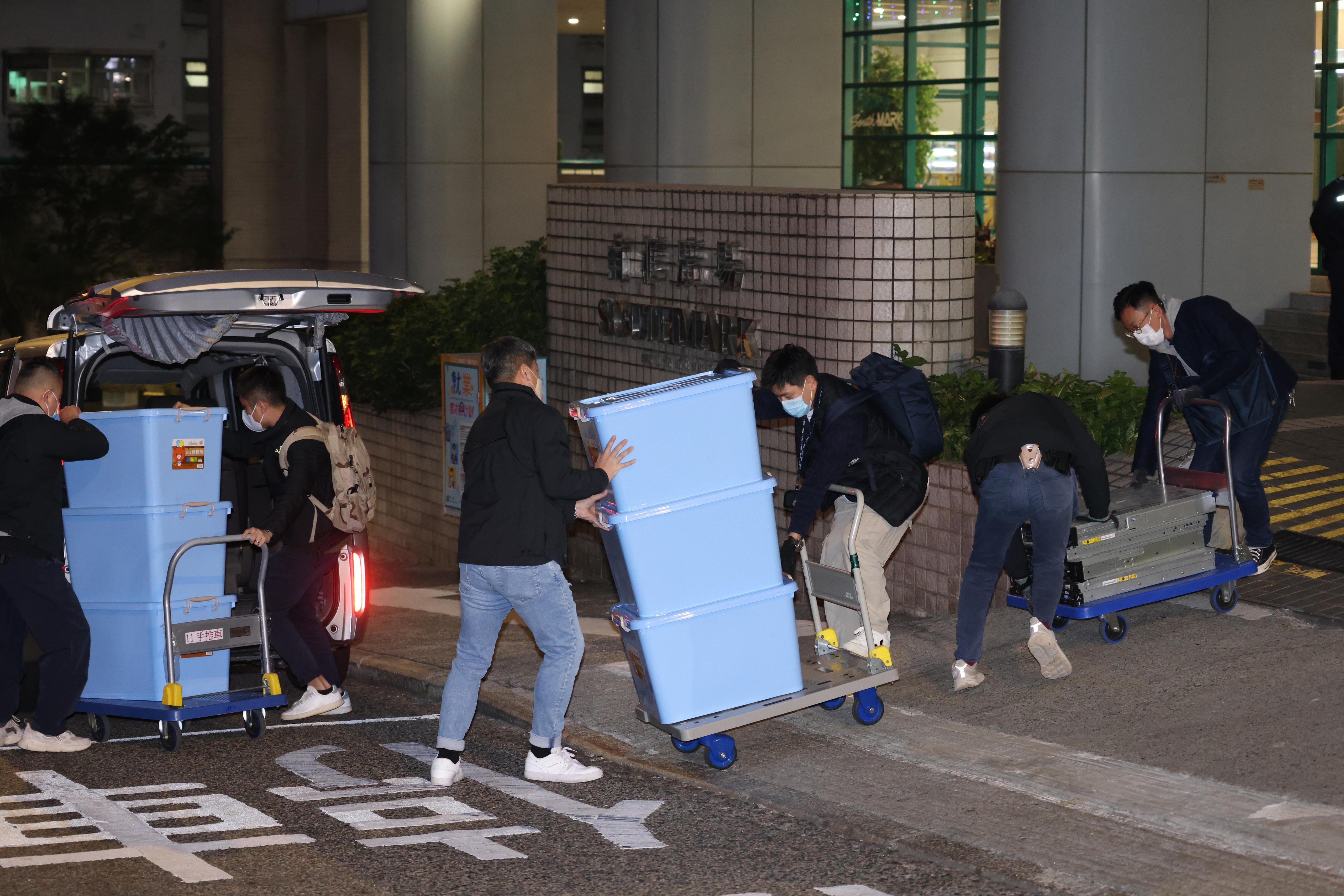 國安人員在民研辦公室搬走一批證物,包括約4部電腦主機,以及載滿至少6個大膠箱的物品。