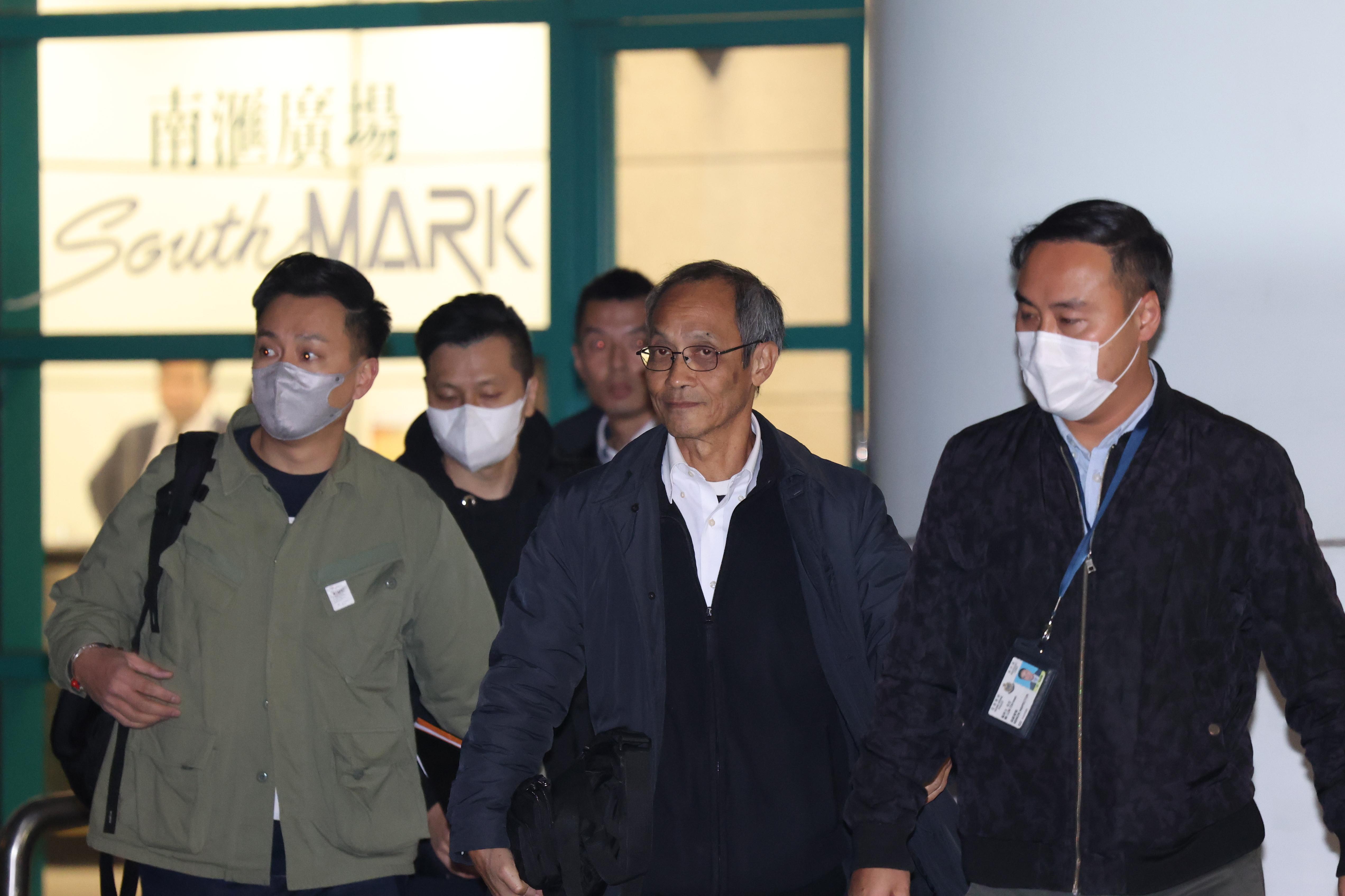 國安處人員由早上開始搜證,傍晚6時許在民意研究所辦公室帶走鍾庭耀,登上一架警方私家車。