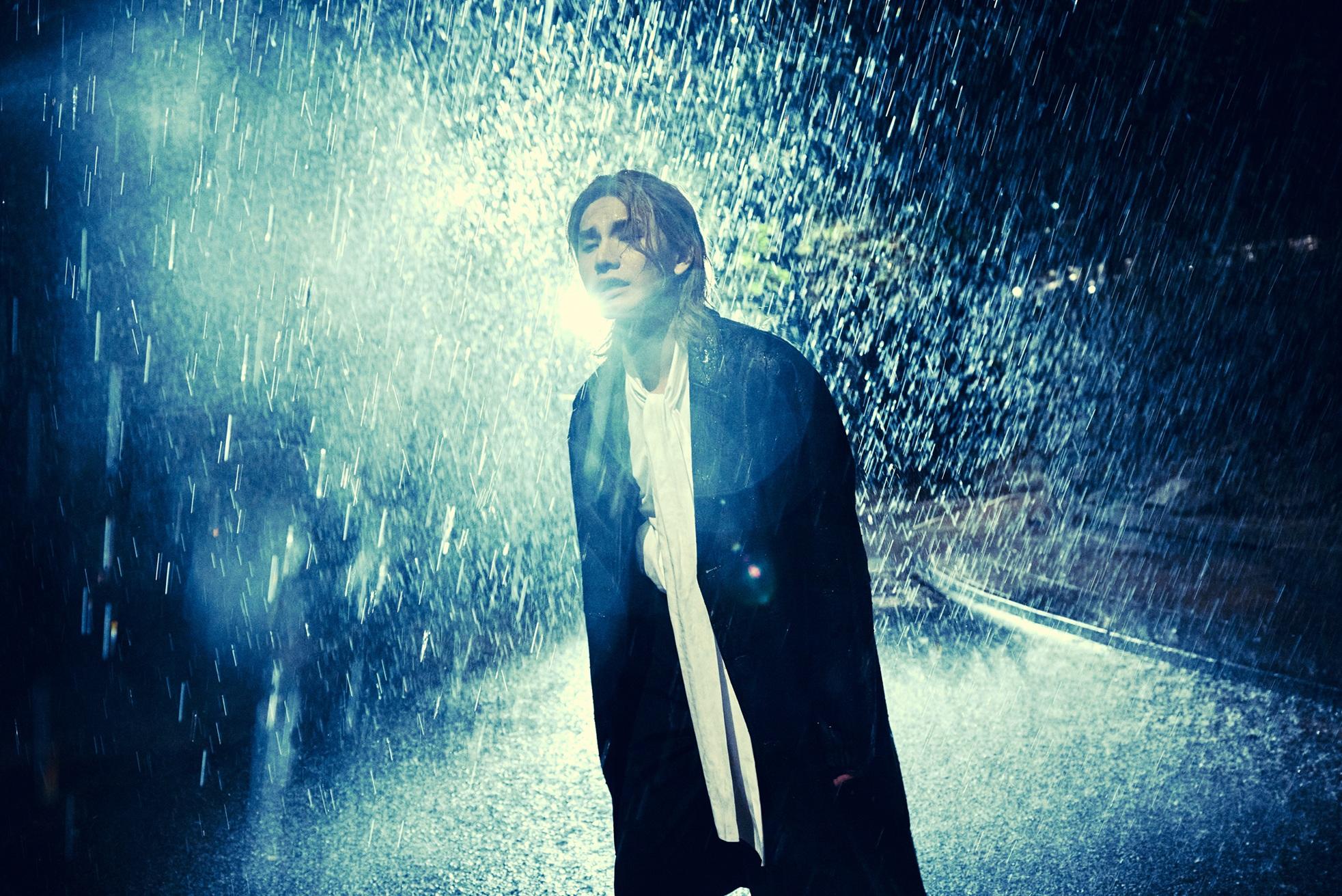 李駿傑Jeremy為新歌《活》MV獻第一次拍淋雨戲。