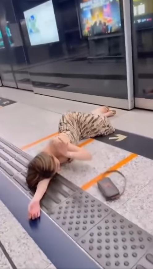 豹紋「醉娃」舉起OK手勢。(網片截圖)