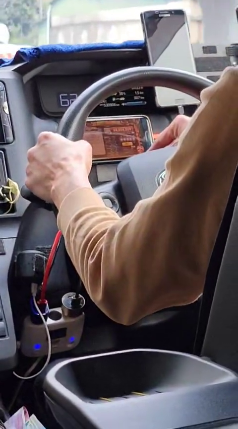 有市民於網上發帖指疑的士司機行車打機。(FB群組「車cam L(香港群組)」影片截圖)