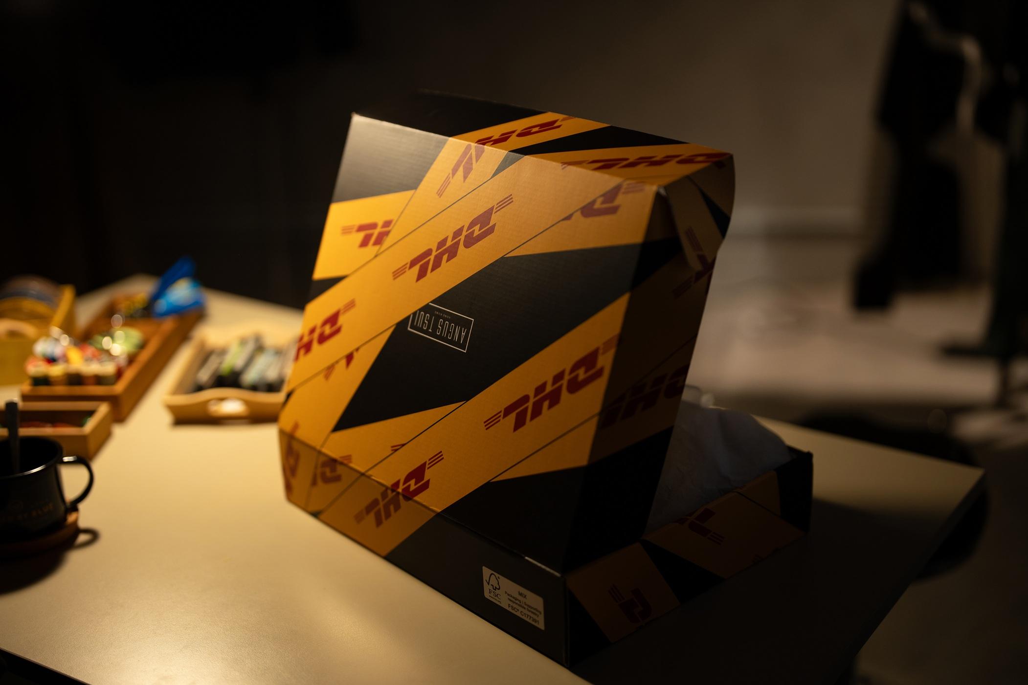 ESG|DHL改造速遞員制服成配飾 辦慈善義賣