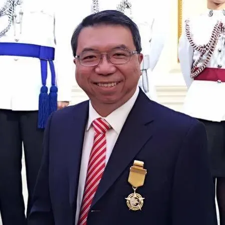 李家仁於2015年7月獲頒授銅紫荊星章,頭型明顯較胖。(李家仁fb圖片)