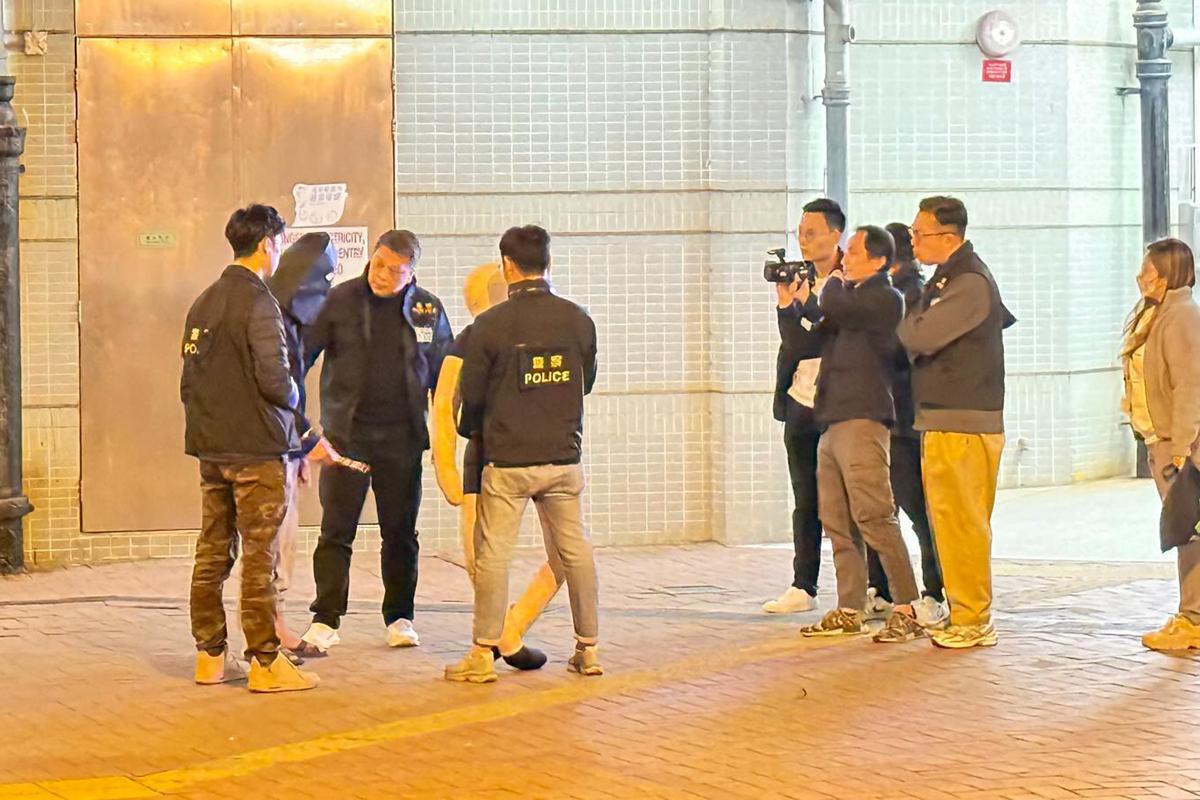 男疑犯被捕翌日後被黑布蒙頭押返現場重組案情。(資料圖片)