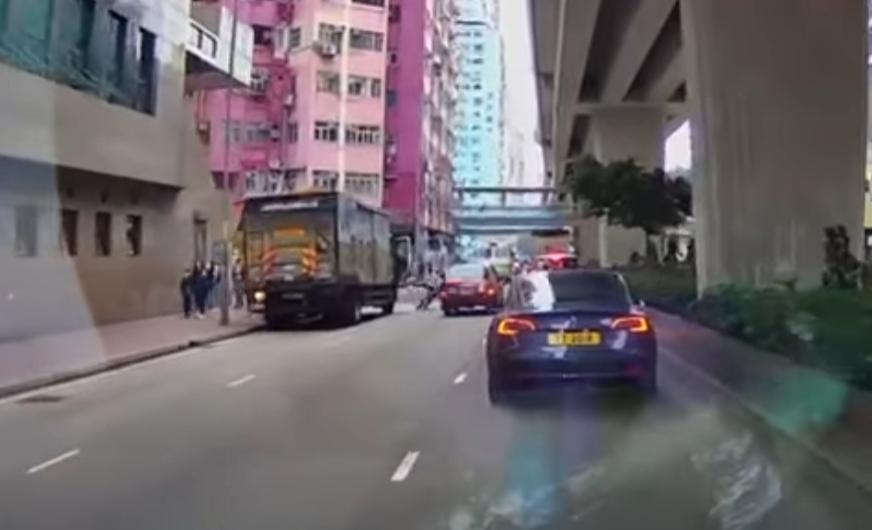 一輛貨車突然開門,途經單車司機險比的士輾過。(fb「車cam L(香港群組)」截圖)