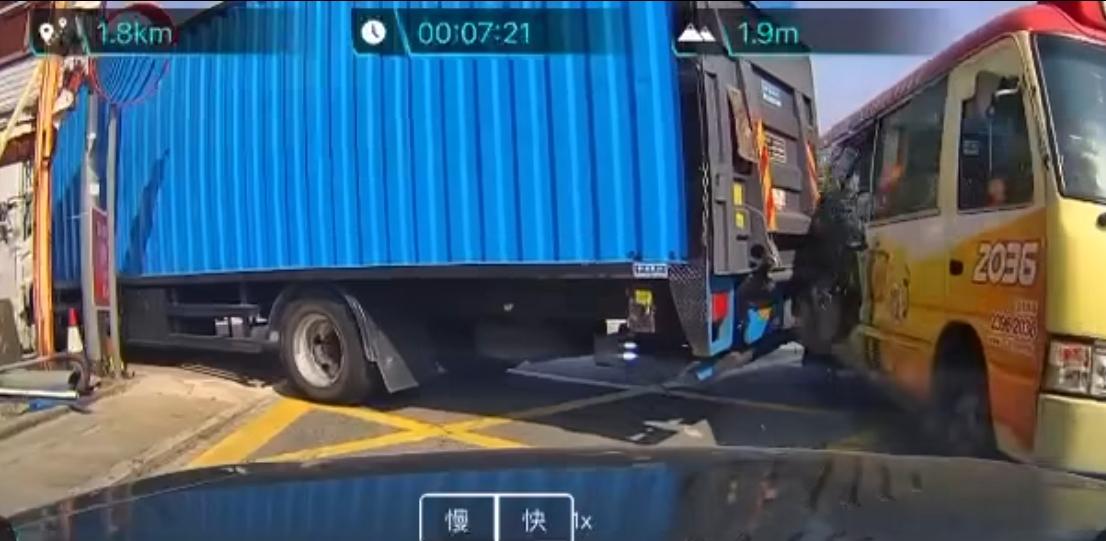 元朗一輛貨車倒車時撞到小巴。(fb「車cam L(香港群組)」截圖)