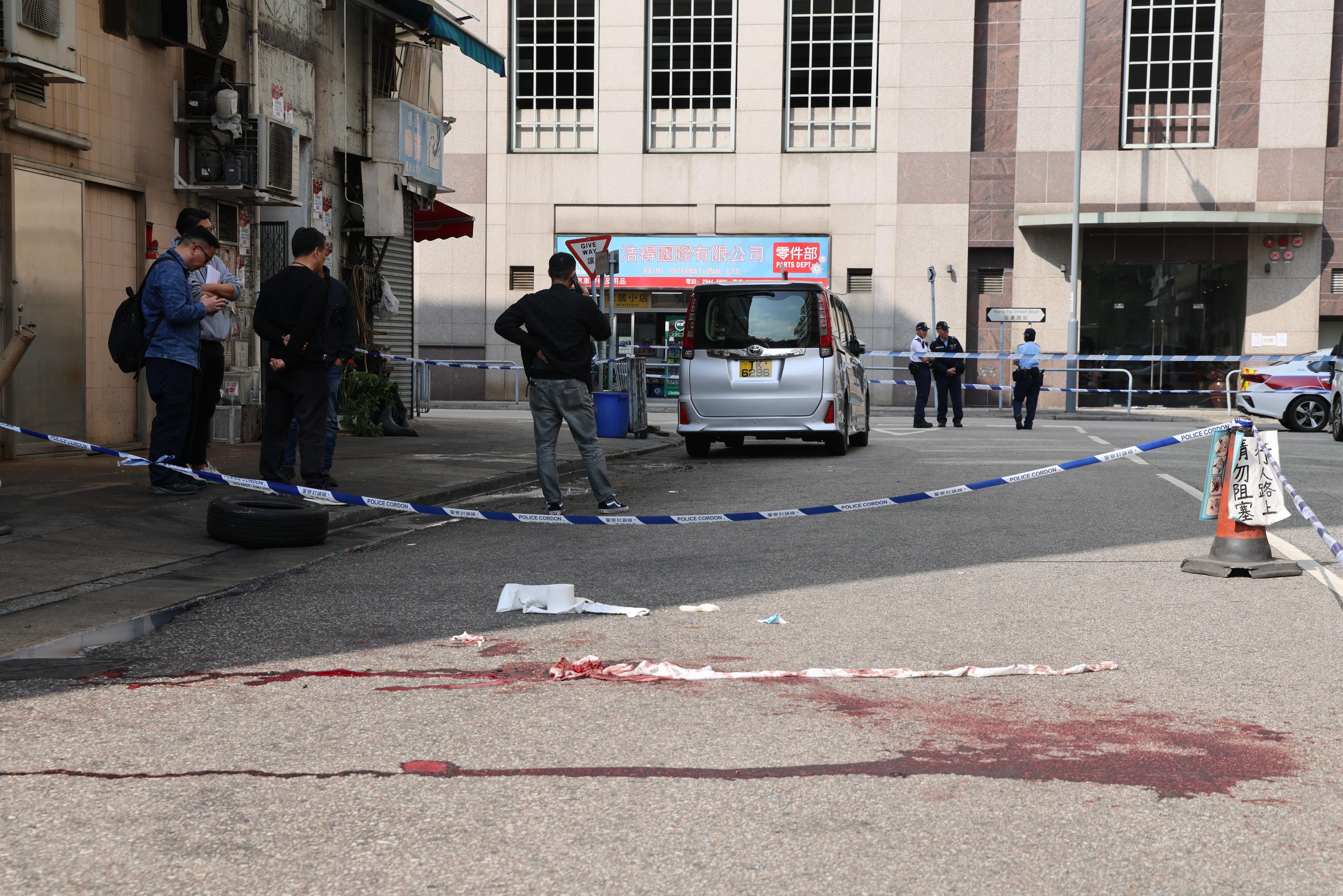 兩名男子清晨在元朗宏業西街喜業工廠大廈附近遭多人持刀襲擊,兩人受傷送院,其中一人傷重不治。