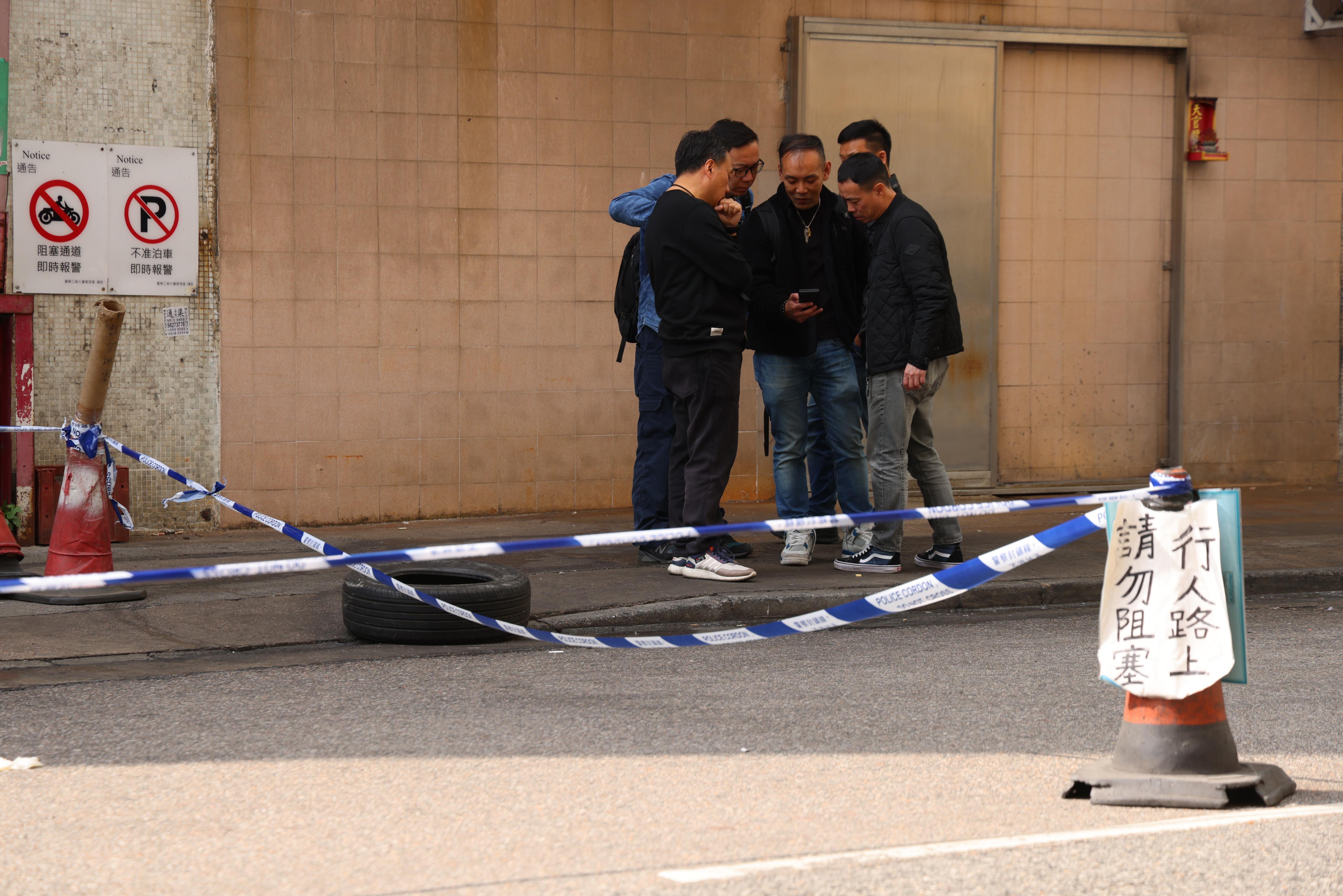 兩名男子清晨在元朗宏業西街喜業工廠大廈附近遭多人持刀襲擊,兩人受傷送院,其中一人傷重不治。