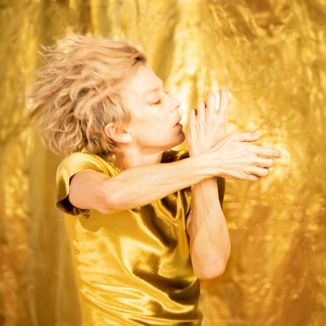 Louise新作《驛站》,是一場挑戰身體極限的舞蹈表演。