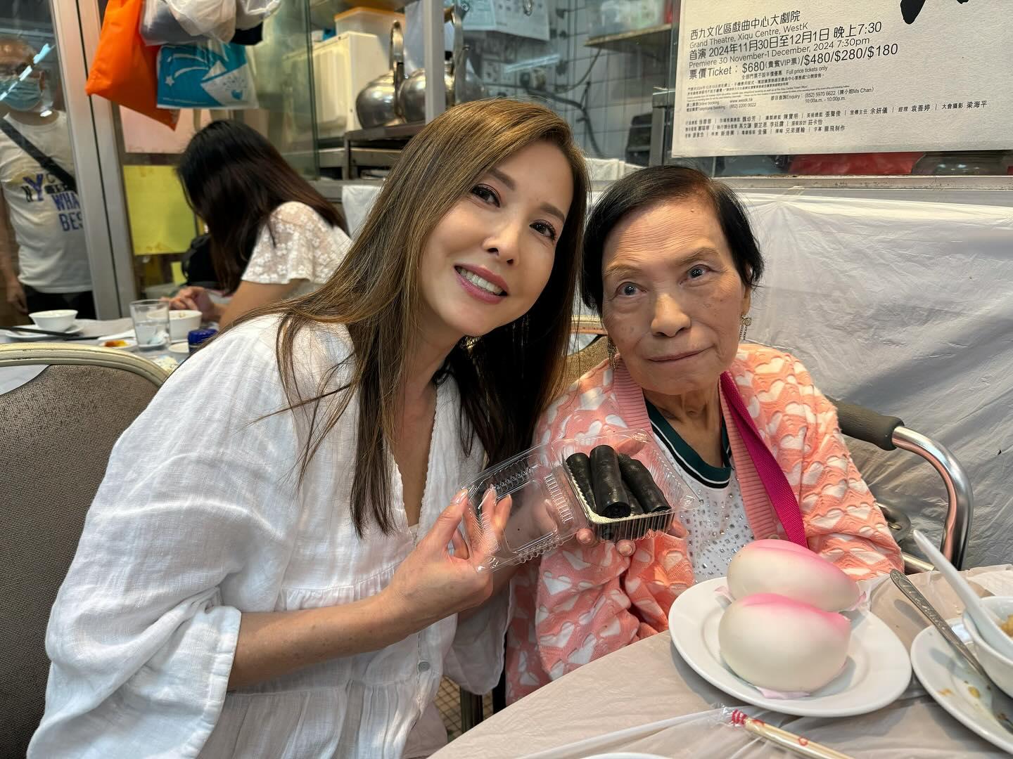 李婉華早前返跟老朋友余慕蓮敘舊。