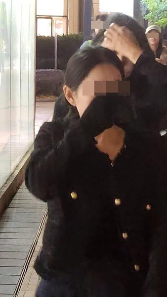 兩名懷疑是「迷暈黨」的女子。(網片截圖)