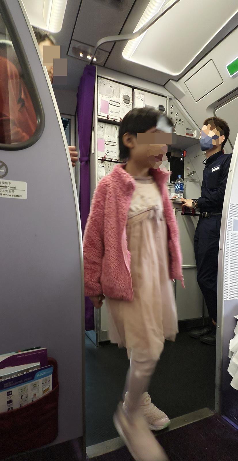 發燒妻女在日本上機,額頭貼著退熱貼,可見病容。(網上圖片)