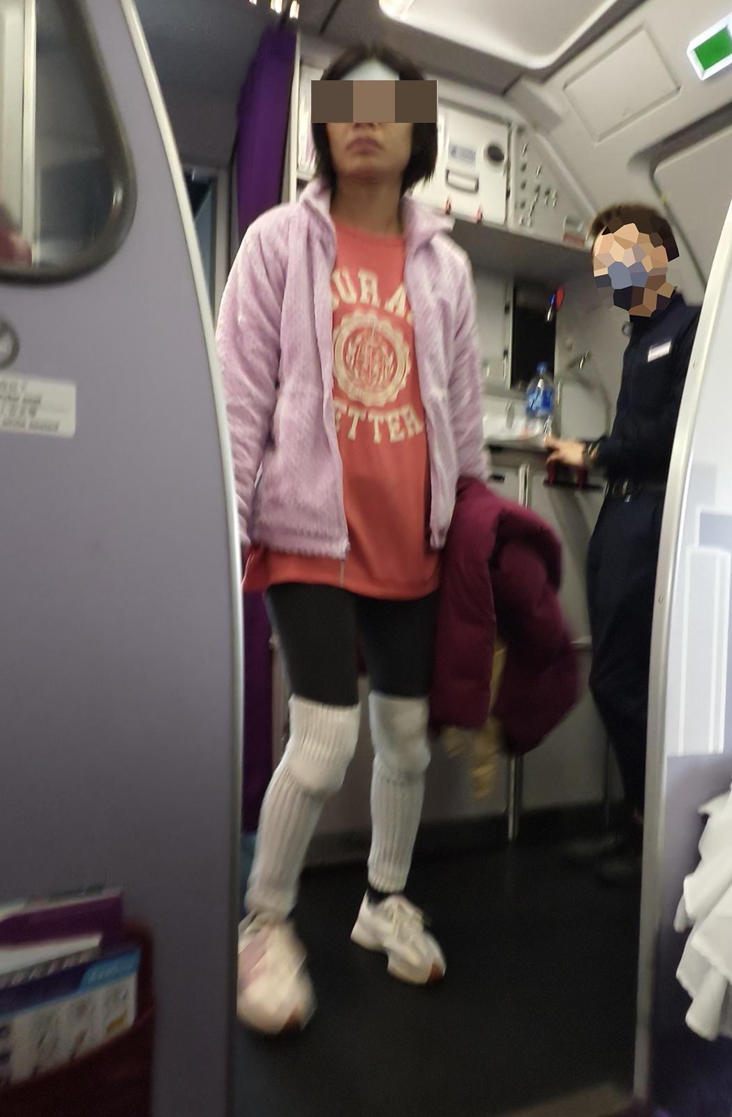 發燒妻女在日本上機,額頭貼著退熱貼,可見病容。(網上圖片)