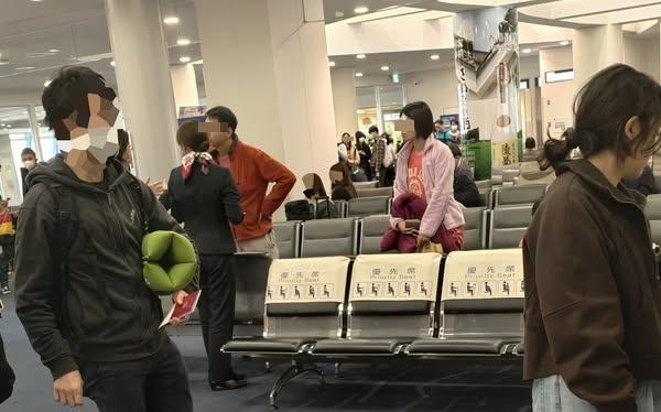 港爸帶發燒妻女上機,在登機大堂叉著腰與地勤周旋。(網上圖片)