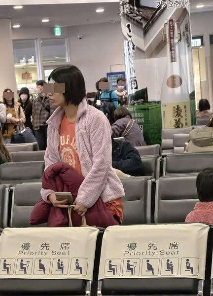 發燒妻子額頭貼著退熱貼。(網上圖片)