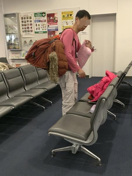 港爸攜發燒妻女日本強登機。(網上圖片)