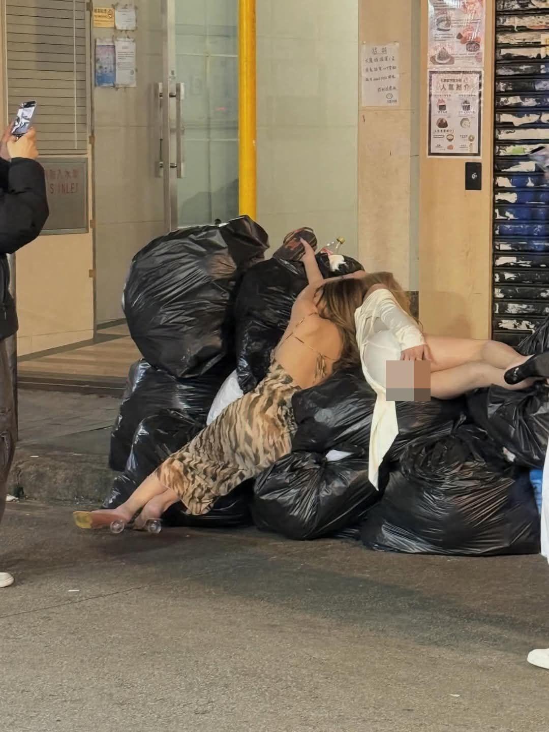 豹紋「醉娃」被發現躺在垃圾堆,旁邊有一名女子似乎用手遮住敏感部位。(網上圖片)