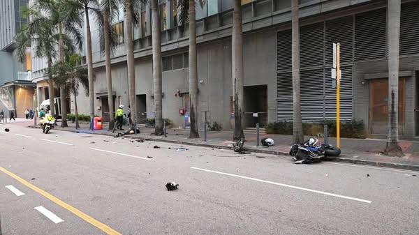 一名鐵騎士於車禍中當場死亡。(fb「車cam L(香港群組)」圖片)