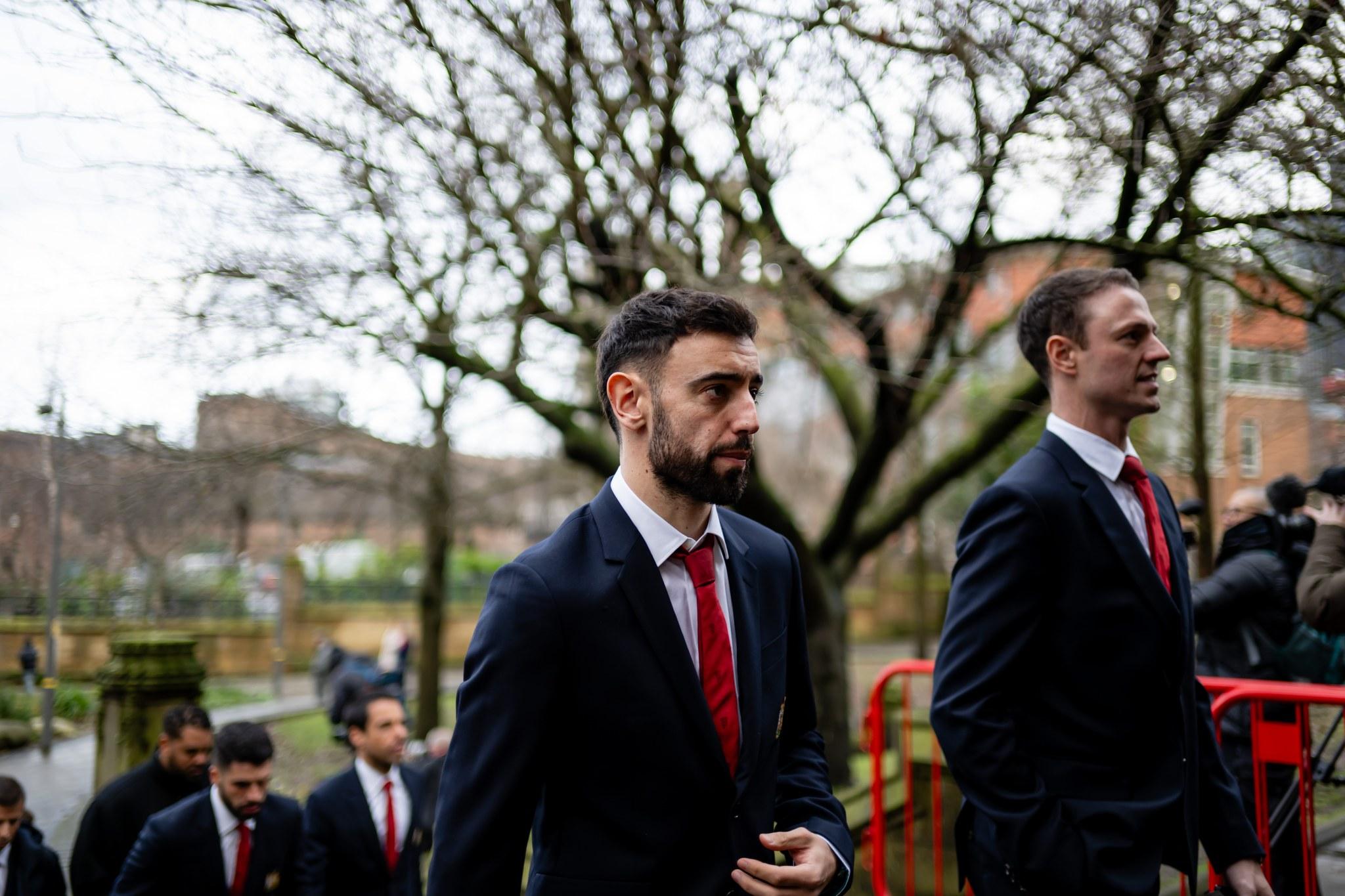 現役紅魔球員也在主帥艾摩廉帶領下來到嘉芙菲斯葬禮送別。(曼聯圖片)