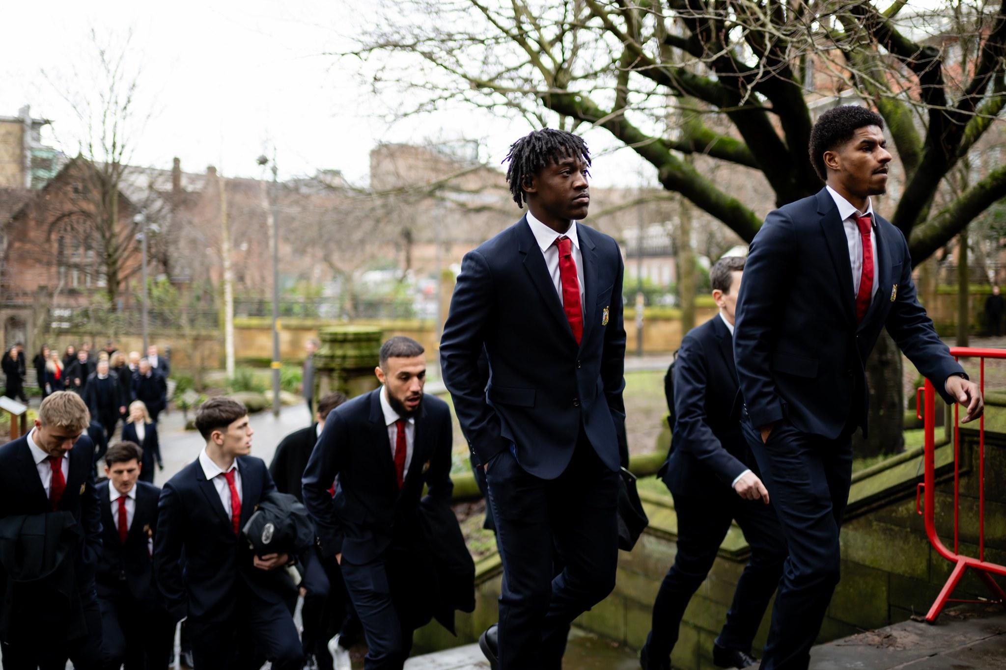 現役紅魔球員也在主帥艾摩廉帶領下來到嘉芙菲斯葬禮送別。(曼聯圖片)