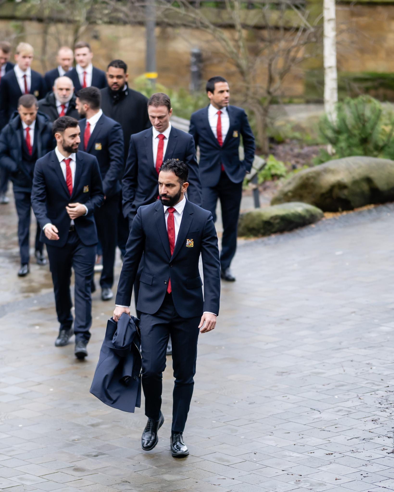 現役紅魔球員也在主帥艾摩廉帶領下來到嘉芙菲斯葬禮送別。(曼聯圖片)