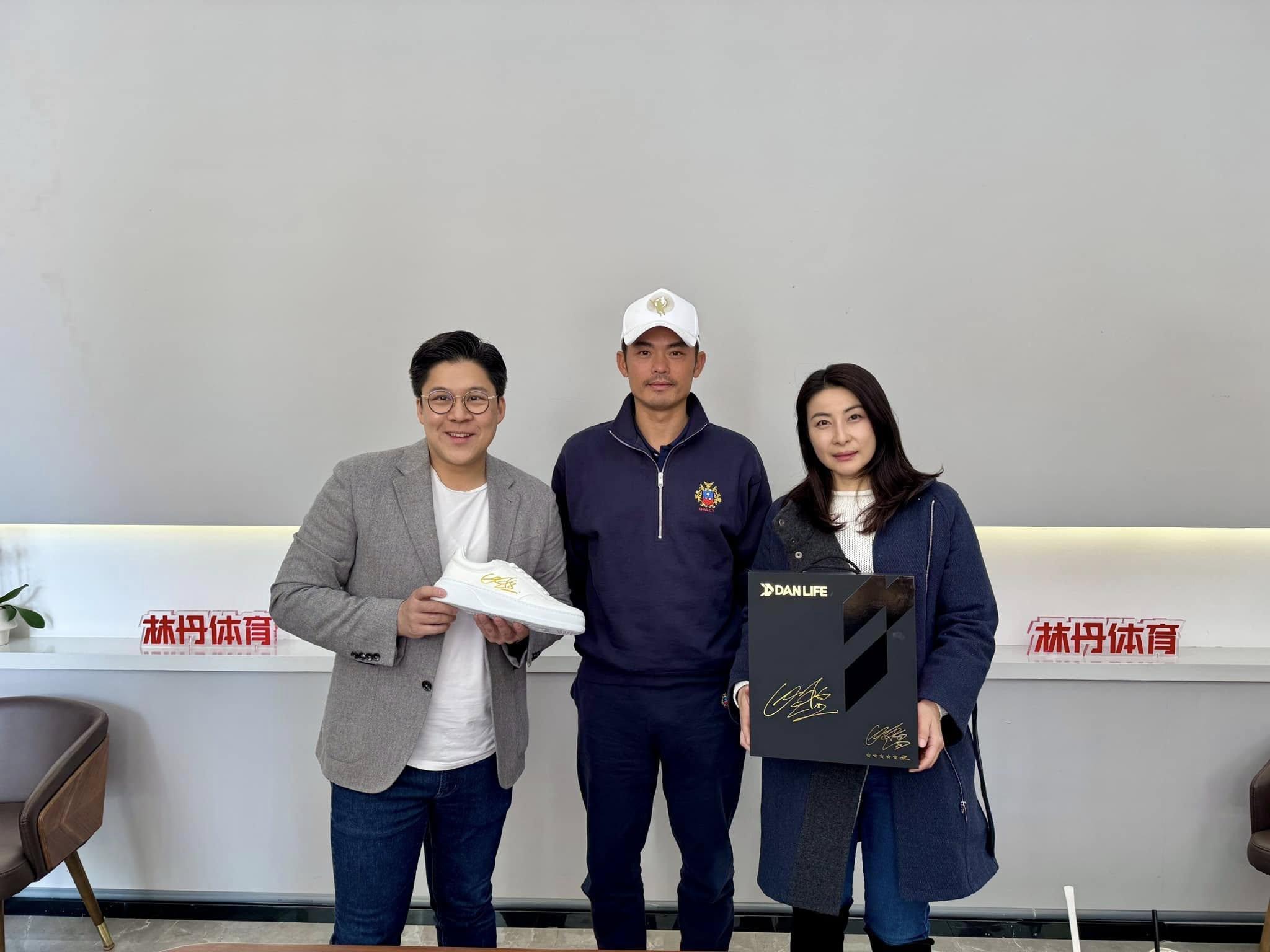 霍啟剛(左)攜同郭晶晶(右)與「超級丹」林丹見面,探討在香港引入「林丹盃」