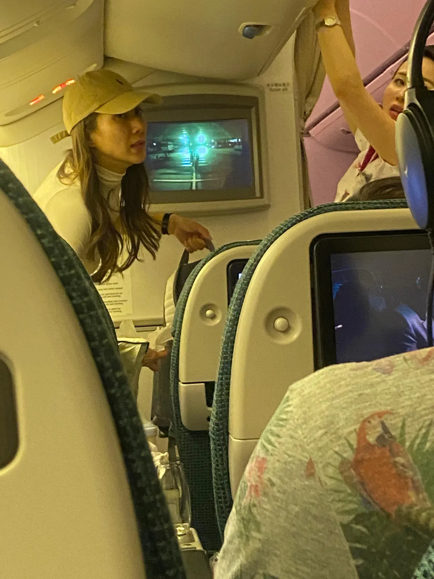 鍾嘉欣回加國坐經濟艙。