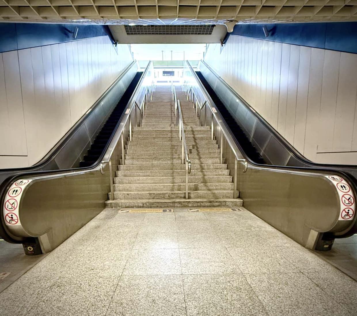 一名中國籍男子在新加坡歐南園地鐵站內,向一條扶手電梯小便。(網上圖片)