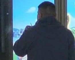 網民拍攝到一名中年漢在港鐵香港站月台上等車時食煙。(網片截圖)