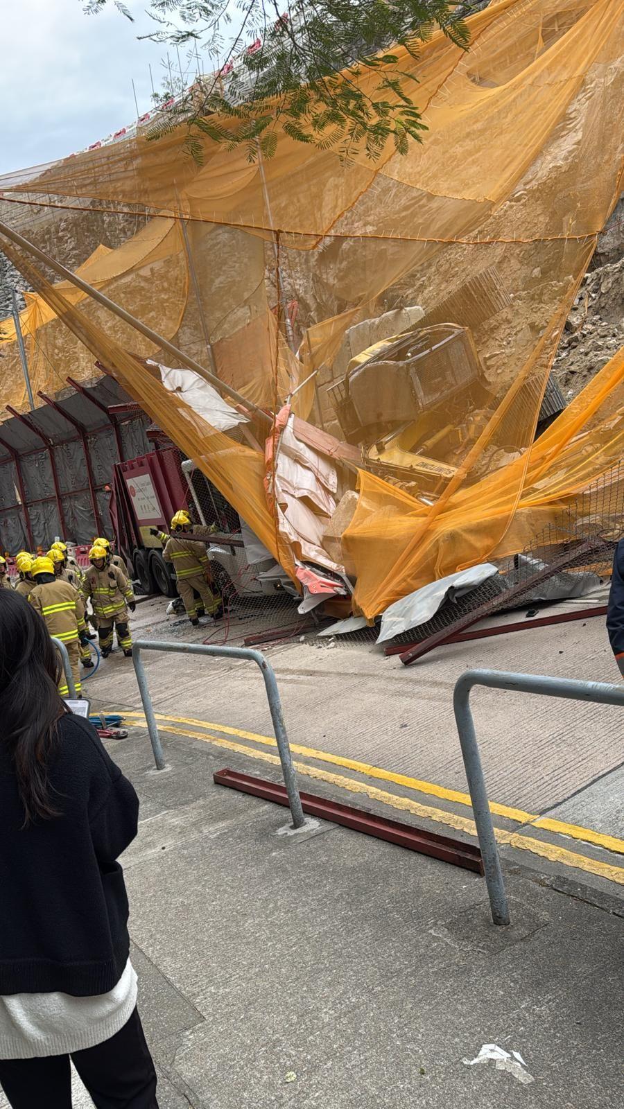 藍田康華苑對開連德道斜坡工地意外。 FB馬路的事 (即時交通資訊台)
