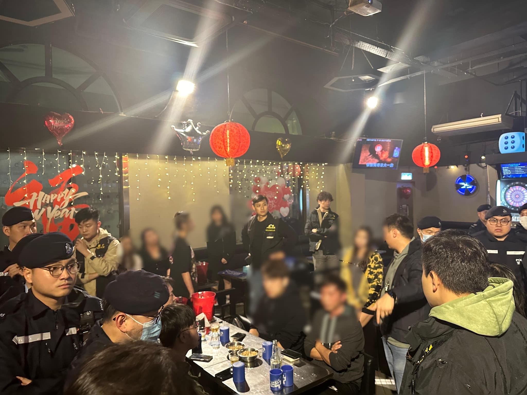 元朗命案|新界北總區指揮官林敏嫻率領過百機動部隊及便衣人員,突擊搜查元朗炮仗坊、水車館街一帶娛樂場所,包括麻雀館、桌球室等。(警方圖片)