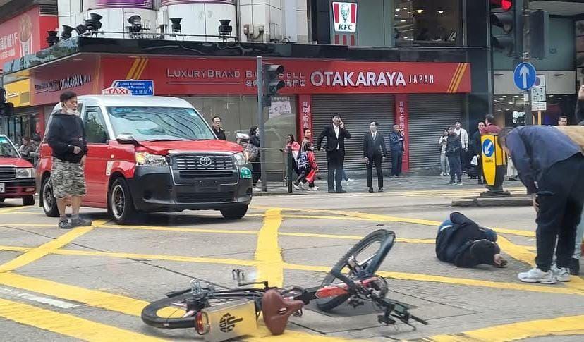 佐敦一輛的士與單車相撞。(fb「小心駕駛(討論別人同駕駛態度)」圖片)