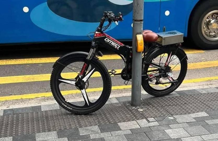 佐敦一輛的士與單車相撞。(fb「小心駕駛(討論別人同駕駛態度)」圖片)