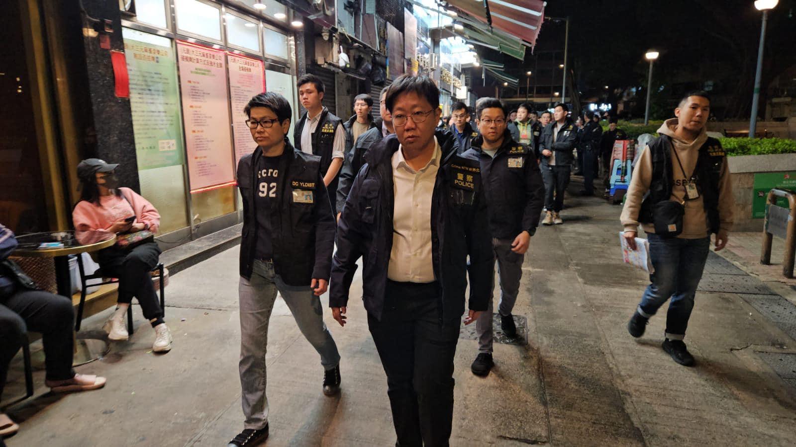 元朗命案|新界北總區指揮官林敏嫻率領過百機動部隊及便衣人員,突擊搜查元朗炮仗坊、水車館街一帶娛樂場所,包括麻雀館、桌球室等。(警方圖片)