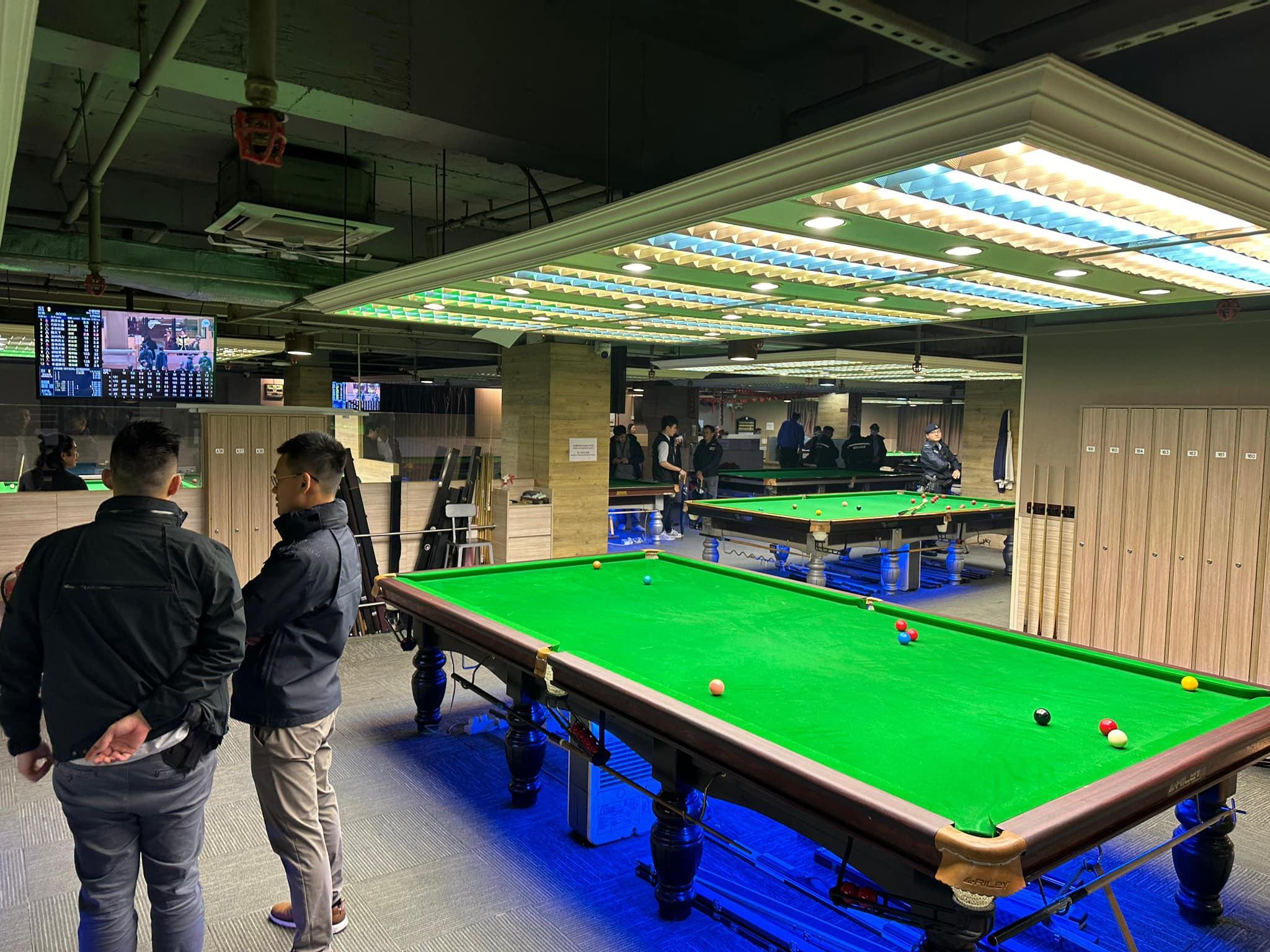 元朗命案|新界北總區指揮官林敏嫻率領過百機動部隊及便衣人員,突擊搜查元朗炮仗坊、水車館街一帶娛樂場所,包括麻雀館、桌球室等。(警方圖片)