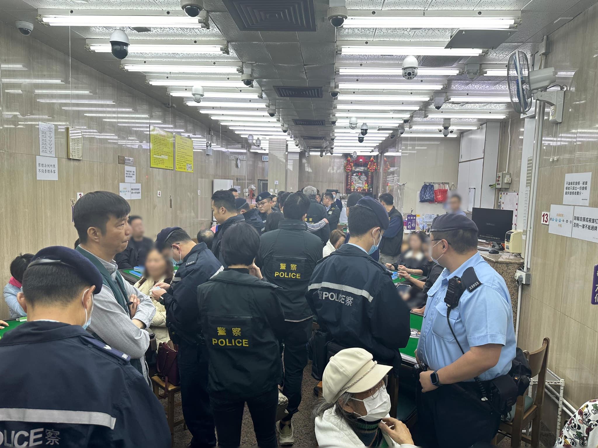 元朗命案|新界北總區指揮官林敏嫻率領過百機動部隊及便衣人員,突擊搜查元朗炮仗坊、水車館街一帶娛樂場所,包括麻雀館、桌球室等。(警方圖片)