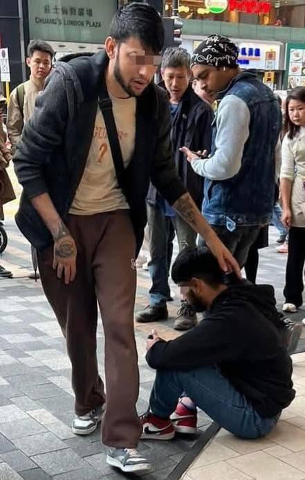 佐敦一輛的士與單車相撞。(fb「小心駕駛(討論別人同駕駛態度)」圖片)