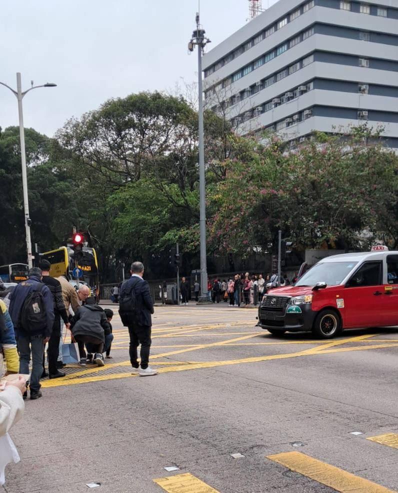 佐敦一輛的士與單車相撞。(fb「小心駕駛(討論別人同駕駛態度)」圖片)